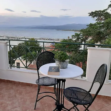 شقة A View From The Attic Window. Kyparissia, Messinia كيوبارِسِيا